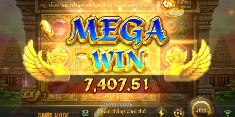 Người chơi đang quan sát đối thủ trong game bài 999ok